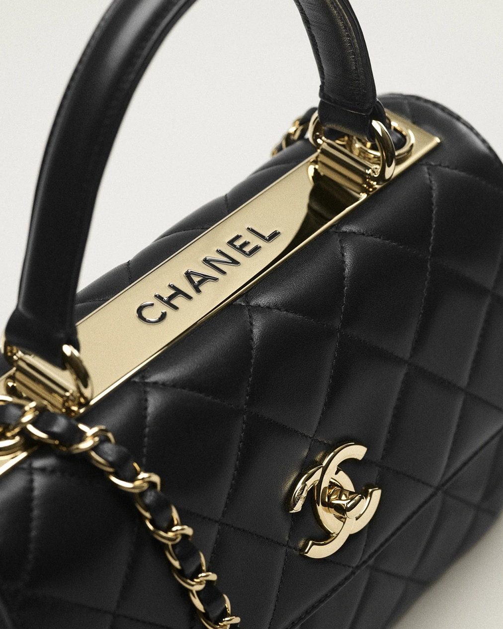 Elegant CHANEL Top Handle Flap Bag - Image 5