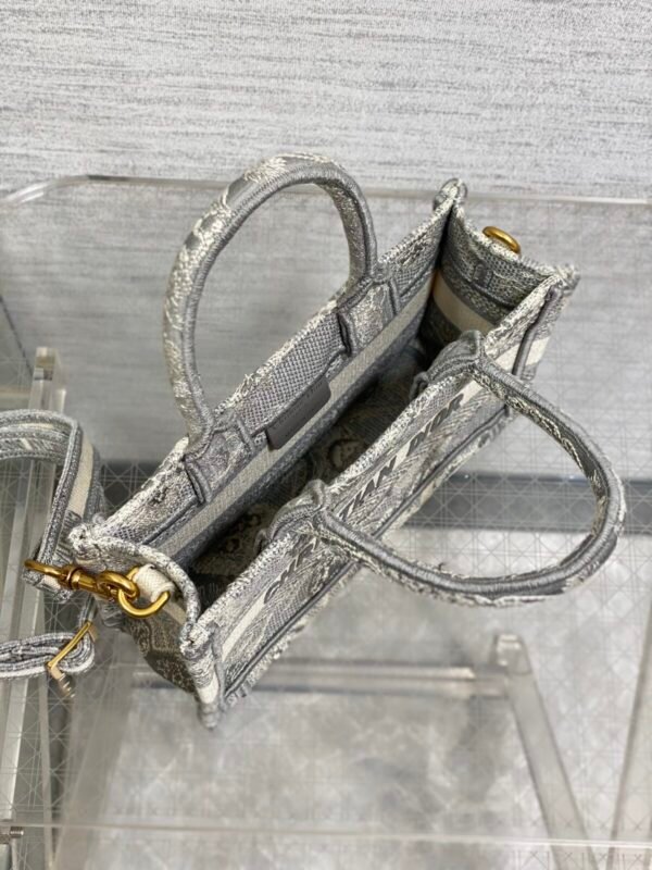 Christian Dior - Image 9