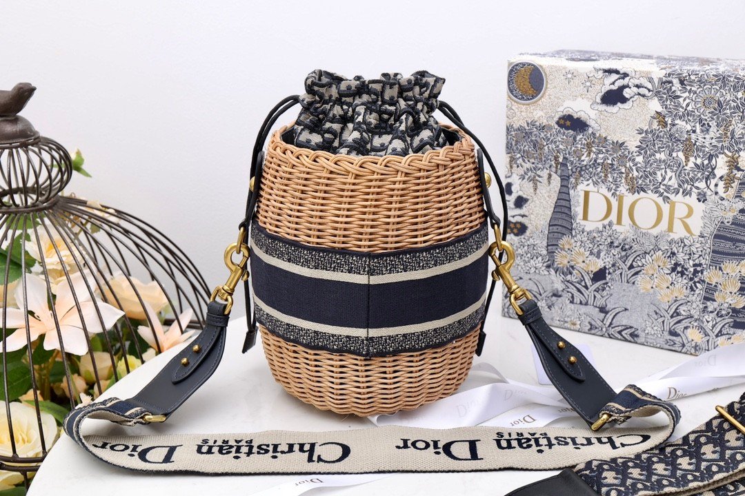 DIOR WICKER BUCKET BAGBlue Dior Oblique - Image 2