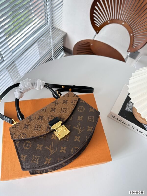 LOUIS VUITTON TILSITT - Image 10