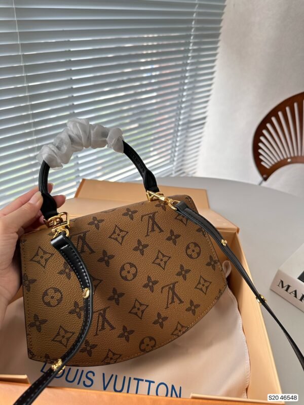 LOUIS VUITTON TILSITT - Image 9