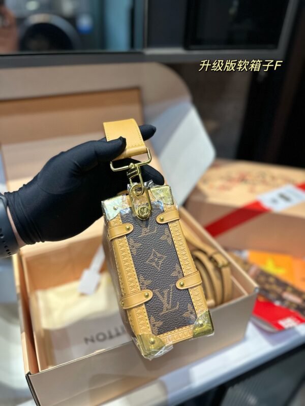 LOUIS VUITTON SIDE TRUNK - Image 4