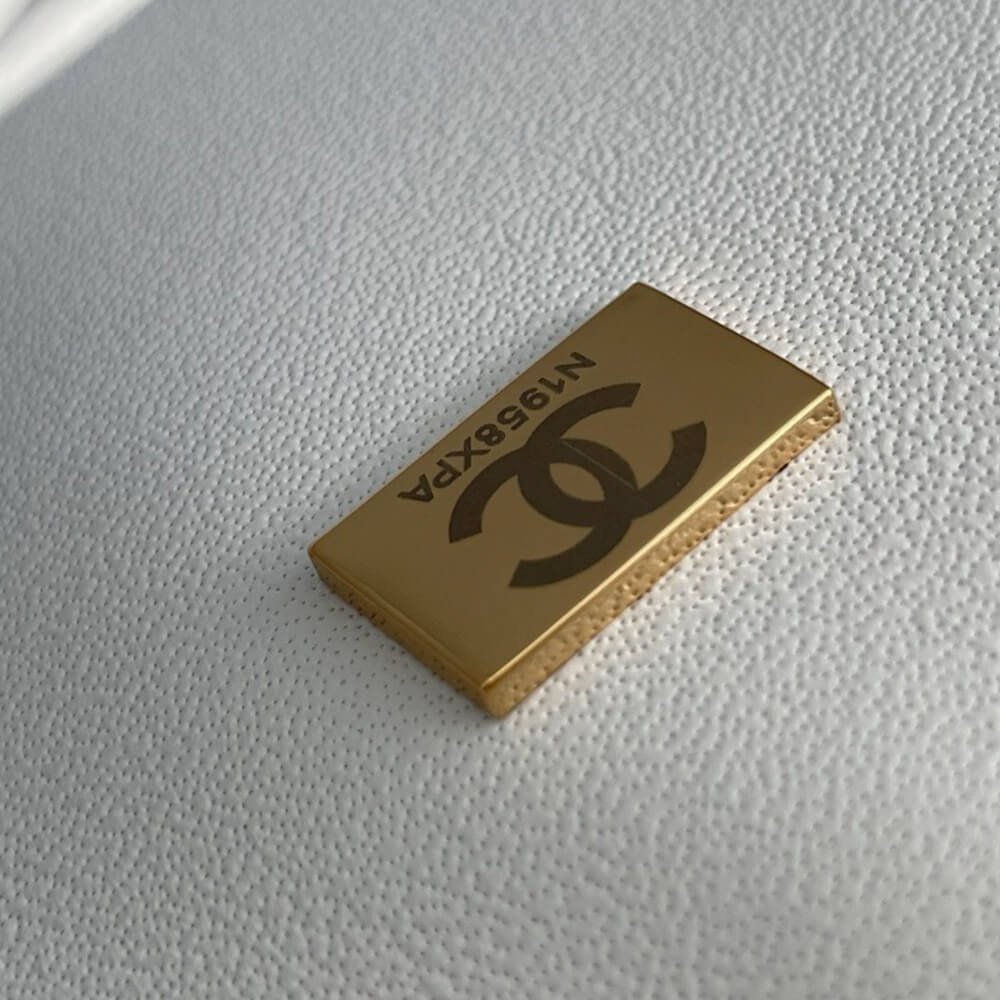 CHANEL Classic Flap Medium(HIGH-END GRADE) - Image 8