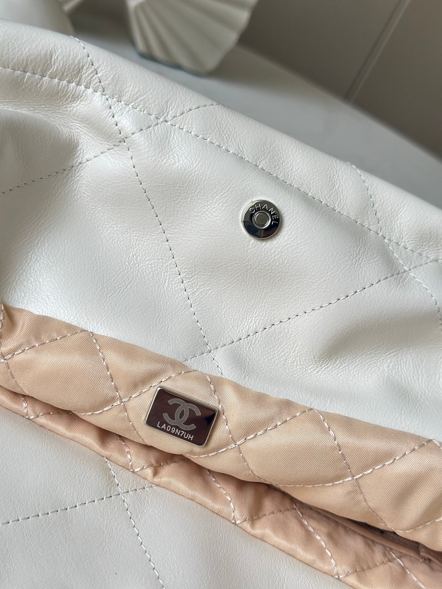 Chanel 22 Bag white - Image 4
